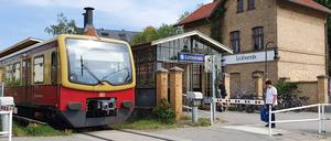Ein Zug der S-Bahnlinie 2 am Bahnhof Lichtenrade.