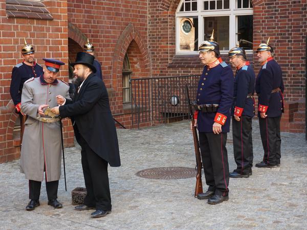 Benno Radke spielt den Hauptmann jeden Samstag auf dem Hof des Köpenicker Rathauses. Neben ihm der Köpenicker Bürgermeister alias Albrecht Hoffmann, besser bekannt als Heinrich Zille.