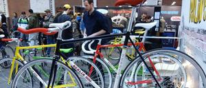 Auf der Berliner Fahrradmesse zeigt man sich und sein Fahrrad als Lifestyle-Kombi - Gäste wie Aussteller.