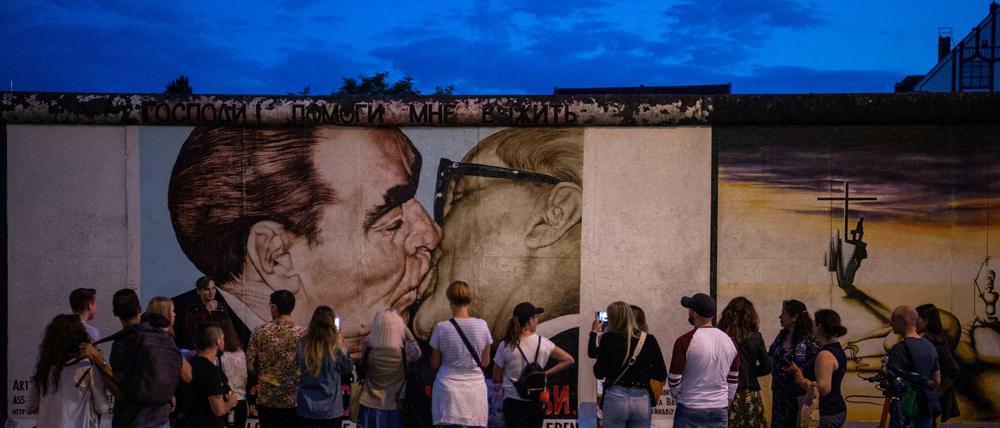 Das "Bruderkussgemälde" an der East Side Gallery. Vor fast 30 Jahren hatten sich hier Künstler verewigt und das längste noch erhaltene Teilstück der Berliner Mauer mit ihren Kunstwerken umgedeutet.
