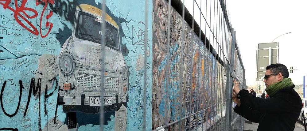 Ein Zaun für die Mauer: An der East Side Gallery ist Vandalismus immer wieder ein Problem.