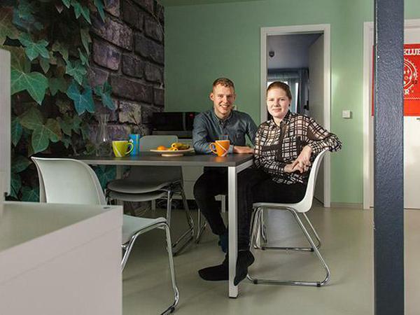 Informatikstudent Tom Kieseling und die zukünftige Grafikdesignerin Annalena Weiberg sind zwei der ersten Bewohner des neuen Studentenwohnheims in Plänterwald.