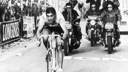 Der Radprofi Eddy Merckx (vorn) am 17.7.1970 bei der 57. Tour de France in Bordeaux. Auf der sechsten Etappe holte sich Merckx das Gelbe Trikot zurück und verteidigte es bis zum Ziel in Paris. Er gewann mit über 12 Minuten Vorsprung auf den Zweitplatzierten, den Niederländer Joop Zoetemelk.