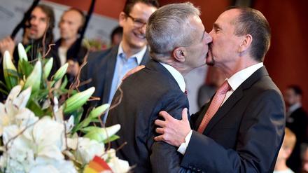 Seit 1979 ein Paar. Karl Kreile (re.) und Bodo Mende küssen sich im Rathaus Schöneberg vor Freunden und Angehörigen.