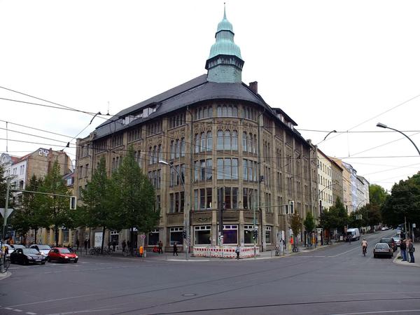 Zu DDR-Zeiten war hier das "Haus der Mode" ansässig, im Januar findet im alten Kaufhaus die Fashion-Week statt.