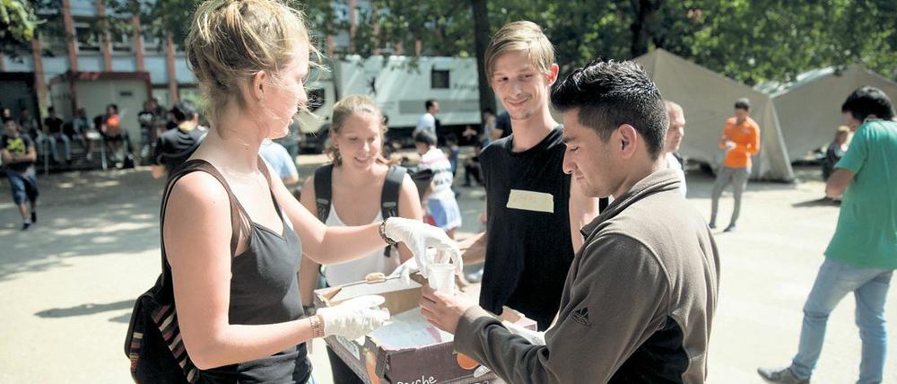 Ehrenamtliche der Initiative «Moabit hilft» versorgen Flüchtlinge mit Essen.