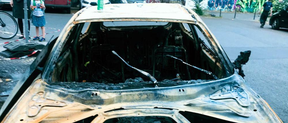 Ein ausgebranntes Auto in Kreuzberg. (Symbolbild)