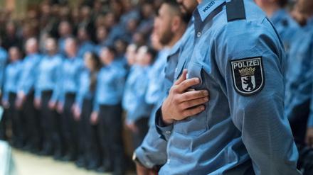 Junge Polizeibeamte bei der feierlichen Vereidigung der Berufsanfänger bei der Berliner Polizei, die immer seltener geeignete Bewerber findet.