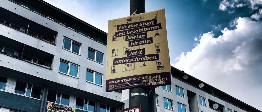 Ein Plakat für den Volksentscheid "Deutsche Wohnen und Co enteignen" vor einem Mietshaus in der Zossener Straße in Berlin-Kreuzberg.