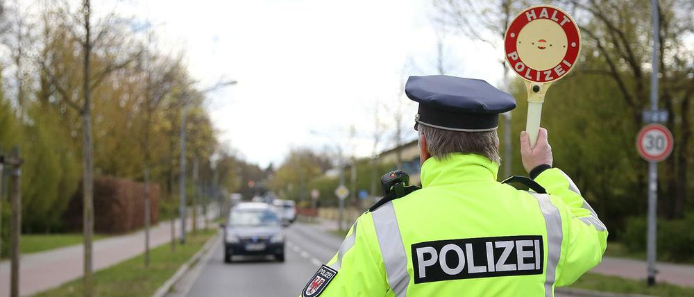 Ein Polizist stoppt in Kleinmachnow ein Fahrzeug im Rahmen des brandenburgischen 24-Stunden-Blitz-Marathons am 19. April 2017.  