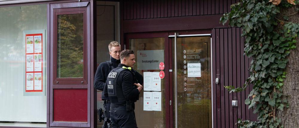 Polizisten stehen vor der Sparkassen-Filiale am Ludolfingerplatz in Frohnau. Die Täter konnten unerkannt flüchten.