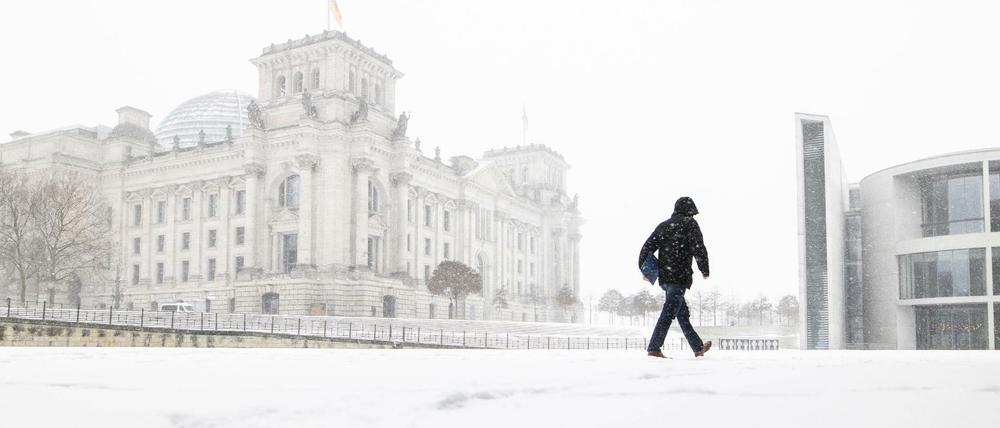 Eingeschneit: Reichstagsgebäude und Paul-Löbe-Haus in Berlin am Montag.