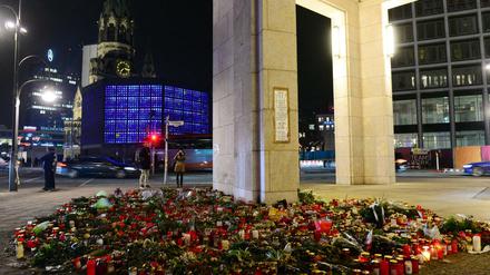 Nicht vergessen. Blumen und Kerzen erinnern an den Terroranschlag.
