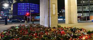 Nicht vergessen. Blumen und Kerzen erinnern an den Terroranschlag.