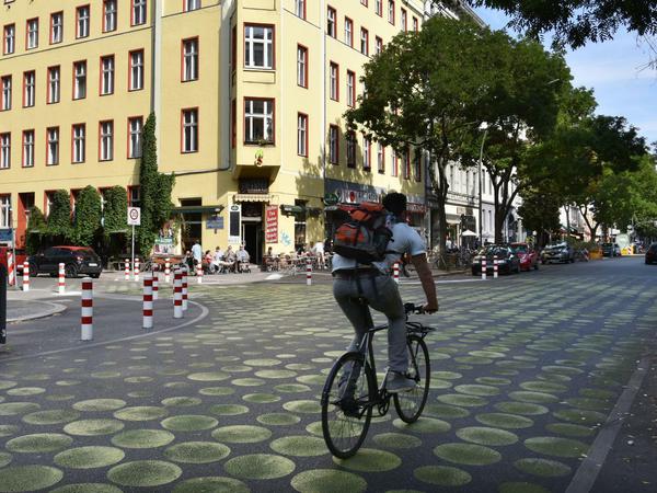 Eines der Kreuzberger Experimente zur Verkehrsberuhigung: Grüne Punkte auf der Straße. 