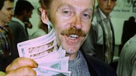 Hans-Joachim Corsalli, damals 41 Jahre alt und von Beruf Kohlefahrer, bekamt am 1. Juli 1990 als erster DDR-Bürger in Ost-Berlin die West-Währung ausgezahlt - und dann gleich 2000 Mark.