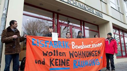 Protest bei der SPD. Am Montag kamen die ehemaligen Bewohner der Eisfabrik in Mitte zum SPD-Haus in Wedding.