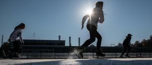 Bei Sonnenschein nutzen viele Menschen den Start in die Eislauf-Saison im Horst-Dohm-Eisstadion.