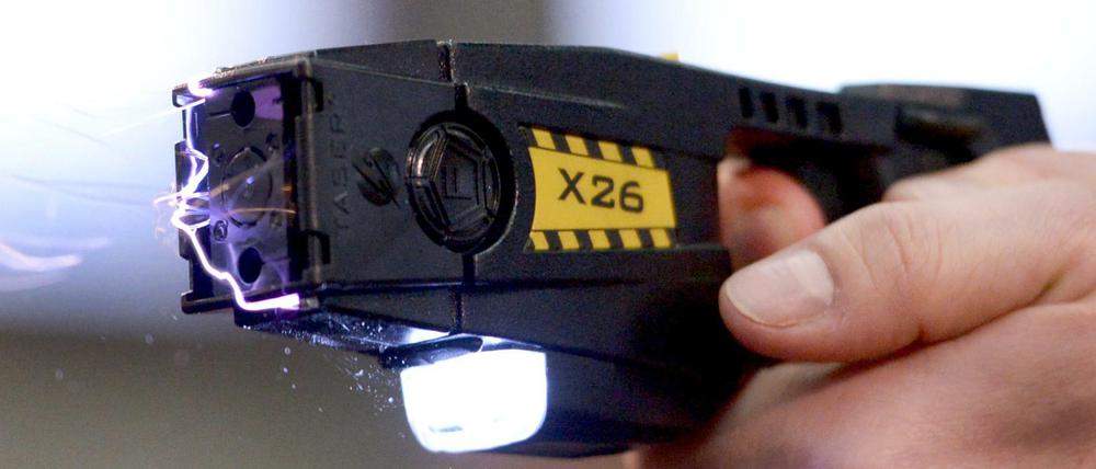 Eine Elektroschockwaffe, Taser genannt, wie sie für die Berliner Polizei in der Diskussion ist.