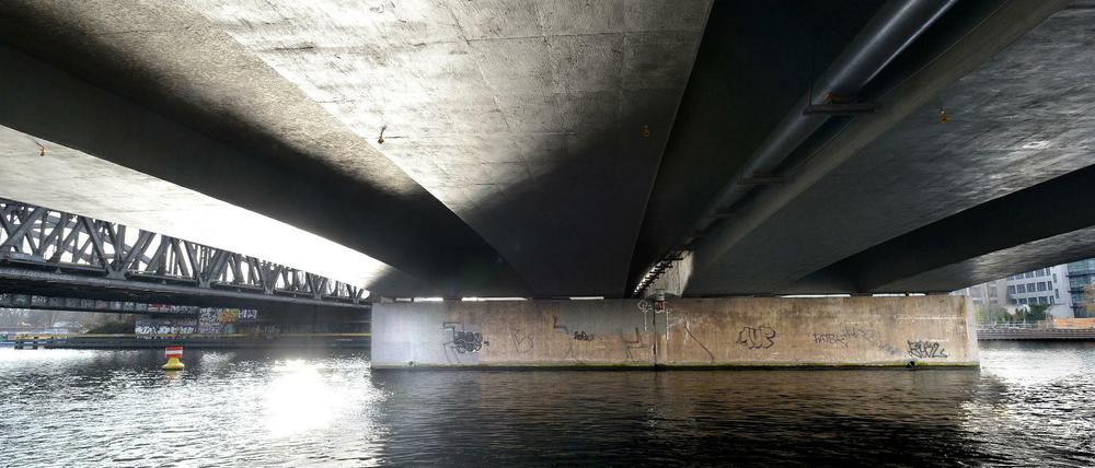 Alle 14 Tage wird die marode Elsenbrücke in Berlin-Friedrichshain überprüft.