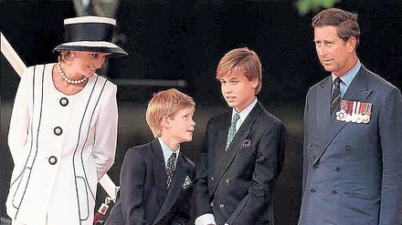 Familienfoto aus besseren Zeiten. Prinz William und Harry litten sehr unter dem Tod ihrer Mutter. Heute klären sie über psychische Krankheiten auf. 