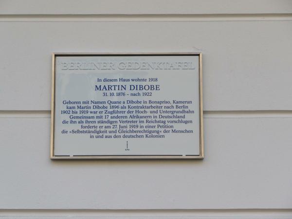 Seit Montagmittag hängt in Prenzlauer Berg die Gedenktafel für Martin Dibobe.