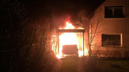 Das brennende Auto des Linken-Politikers Ferat Kocak im Februar 2018 - eine Serie von Anschlägen erschüttert seit Jahren Neukölln.