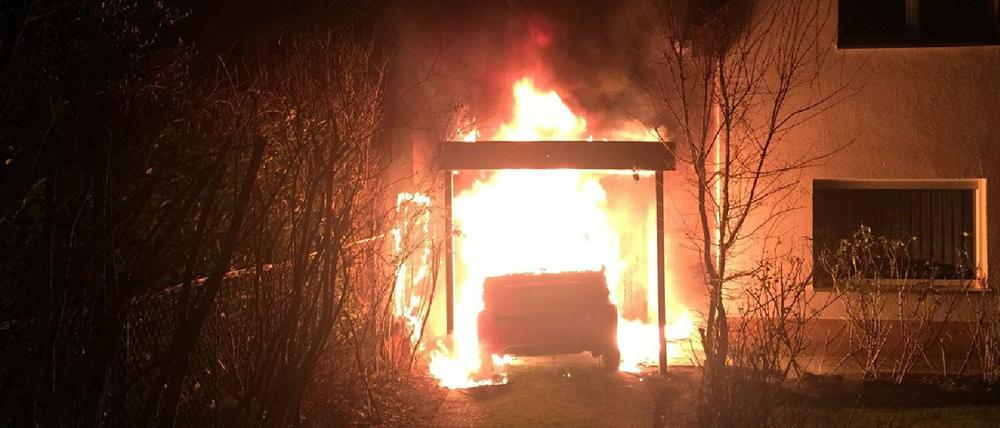 Das brennende Auto des Linken-Politikers Ferat Kocak im Februar 2018 - eine Serie von Anschlägen erschüttert seit Jahren Neukölln.