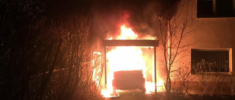 Ein brennendes Fahrzeug steht am 01.02.2018 in Berlin-Neukölln in der Garage von Linken-Politiker Ferat Kocak.