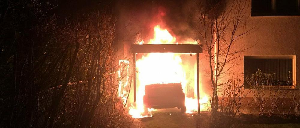 In der Nacht zum 1. Februar 2018 brannte das Auto des Linkenpolitikers Ferat Kocak. Sebastian T. soll aus Sicht der Ermittler:innen einer der Täter sein. 