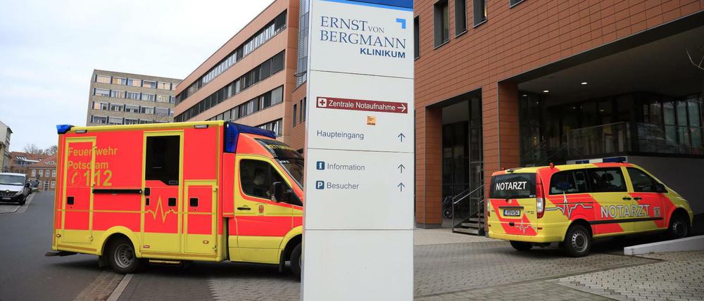 Rettungswagen vor dem Ernst von Bergmann Klinikum in Potsdam. Für viele Kranke wurde die Klinik zur Todesfalle. 