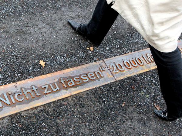 An der Bornholmer Straße erinnern Spruchbänder mit historischen Aussagen an den Tag der Grenzöffnung. 