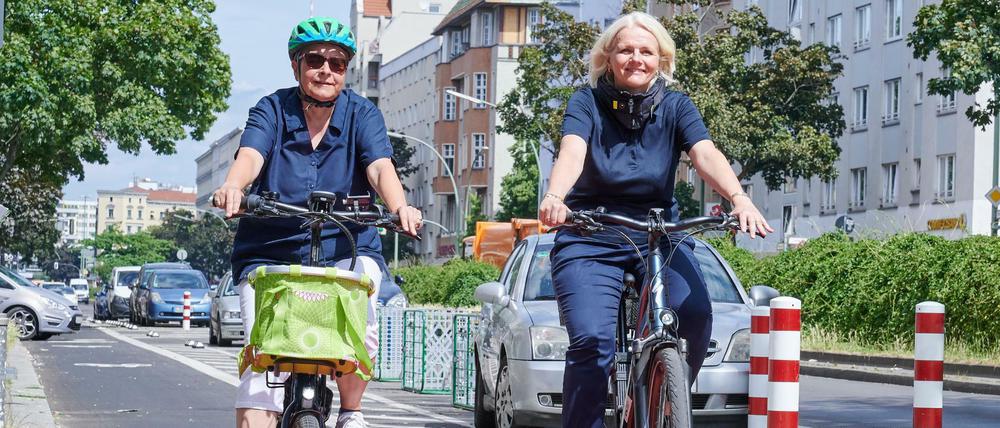 Monika Herrmann (l.) und Regine Günther (beide Grüne) eröffnen den Radweg am Kottbusser Damm offiziell.