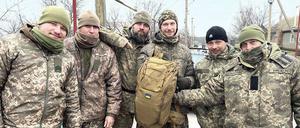 Ukrainische Soldaten mit einem Erste-Hilfe-Rucksack aus Berlin.