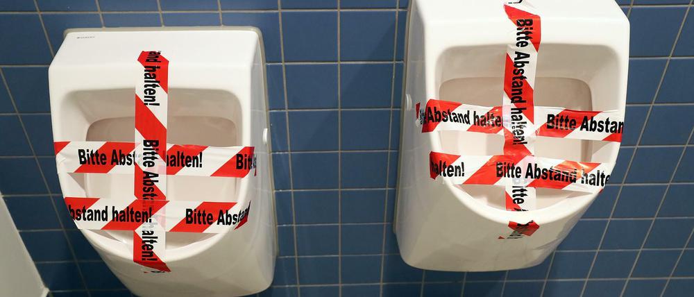 Benutzen verboten. Viele Toiletten in Cafés und öffentlichen Einrichtungen sind derzeit geschlossen. 