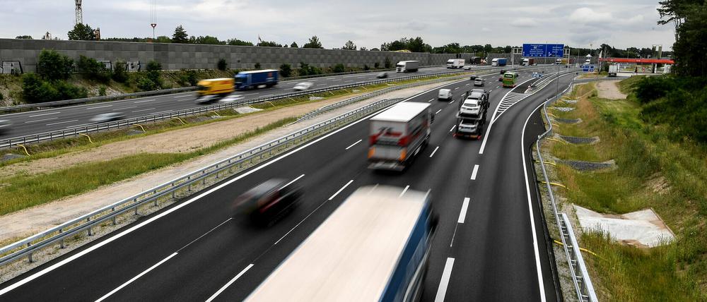  Der Verkehr fließt über die achtstreifige Erweiterung der Autobahn A10 zwischen Potsdam und Nuthetal. F