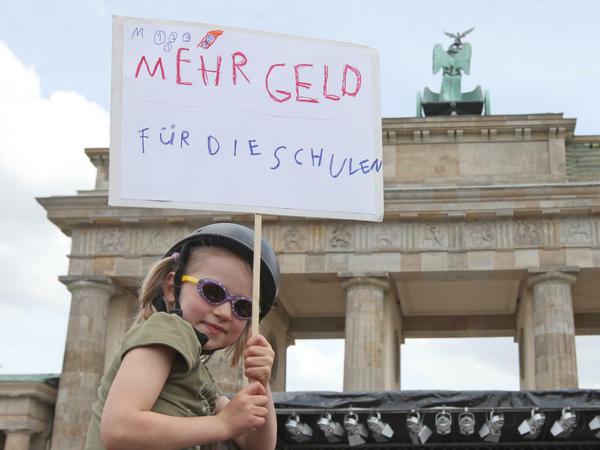 Es könnte alles so einfach sein: „Mehr Geld für die Schulen“ steht auf einem Protestplakat in Berlin.
