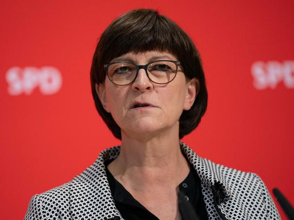 SPD-Chefin Saskia Esken hat nach der schweren Verletzung eines Polizisten in Leipzig in der Silvesternacht eine Überprüfung des Polizeieinsatzes gefordert. 