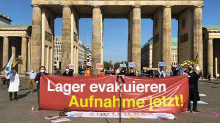 20 Vertreter der Zivilgesellschaft forderten am Brandenburger Tor die Aufnahme von Menschen aus griechischen Lagern. 