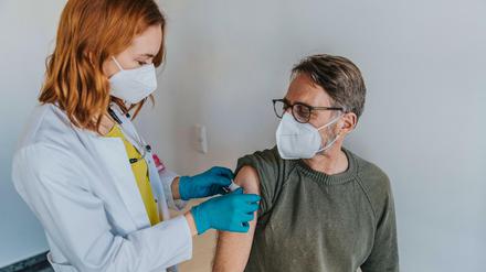 Auch unter 60 Jahren sollen Berlinerinnen und Berlin sich nun unabhängig von der Impfreihenfolge mit Astrazeneca impfen lassen können.