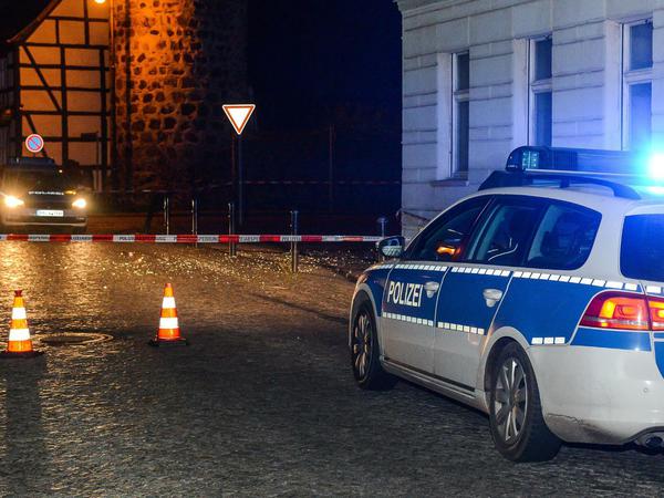 Ein Polizeifahrzeug vor dem Jüterboger Jugendclub, der in der Nacht zu Sonnabend von einem Sprengsatz verwüstet wurde.