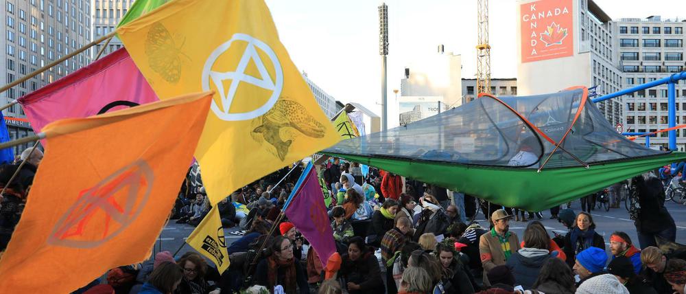 Im vergangenen Oktober protestierten Aktivisten von Extinction Rebellion unter anderem auf dem Potsdamer Platz in Berlin.
