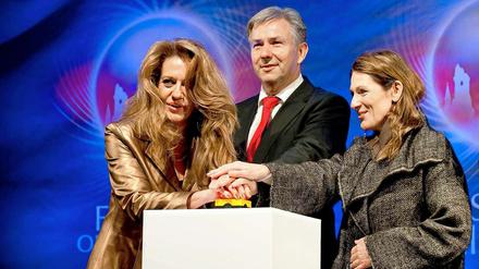 Klaus Wowereit drückt gemeinsam mit Birgit Zander (l) und Barabara Knoflach den Startknopf.
