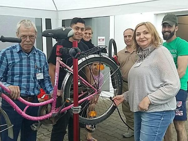 Koordinatorin Sonja Ruppert und die Freiwilligen von der Aktion "Recycle your bicycle" in Lichtenberg.