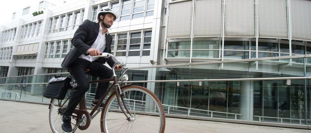 In Großstädten sind Fahrradfahrer häufig schneller am Ziel als Autofahrer. Viele Beschäftigte freuen sich daher über ein Dienstfahrrad.