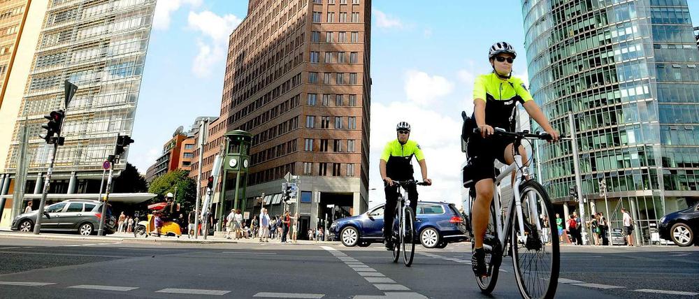 Schnelle Truppe. 20 Polizisten sind seit Juli in der östlichen Berliner Innenstadt unterwegs. Sie haben sich freiwillig für die Fahrradstaffel beworben - und bekamen schon viel Lob.