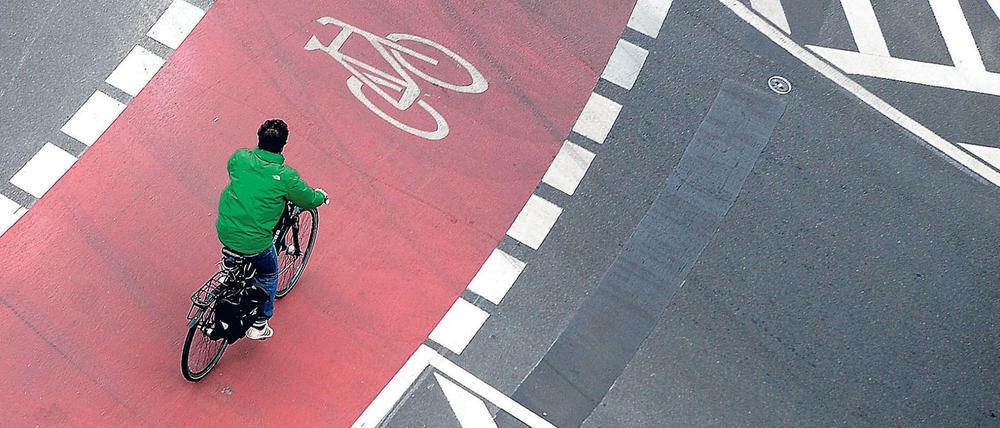 Grün unterwegs: Ein Radfahrer in Berlin.