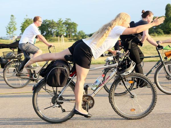 Die Yoga-Übungen sollen ins tägliche Radfahren integriert werden, um entspannter und gesünder in den Job oder den Feierabend zu starten.