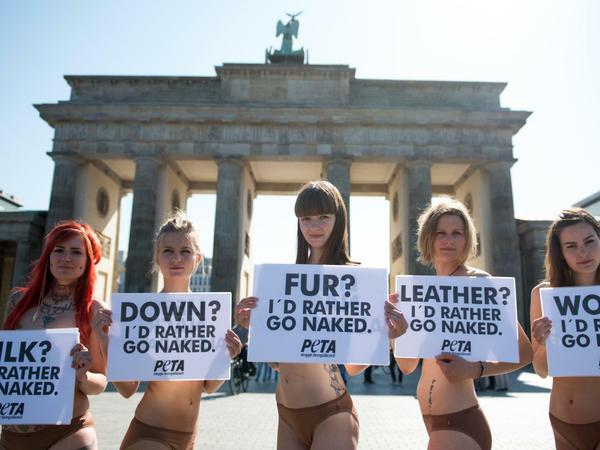 Aktivisten der Tierschutzorganisation Peta protestieren vor dem Brandenburger Tor. Unter dem Motto "Lieber nackt als in Pelz, Leder, Wolle, Daunen oder Seide" setzt sich Peta für die Verwendung rein pflanzlicher oder synthetischer Materialien bei Fashion Labels und in der Bekleidungsbranche ein. 