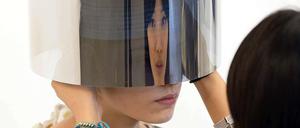 Mode im Blick: Die taiwanesische Designerin Jamie Wei Huang stattet ein Model aus.